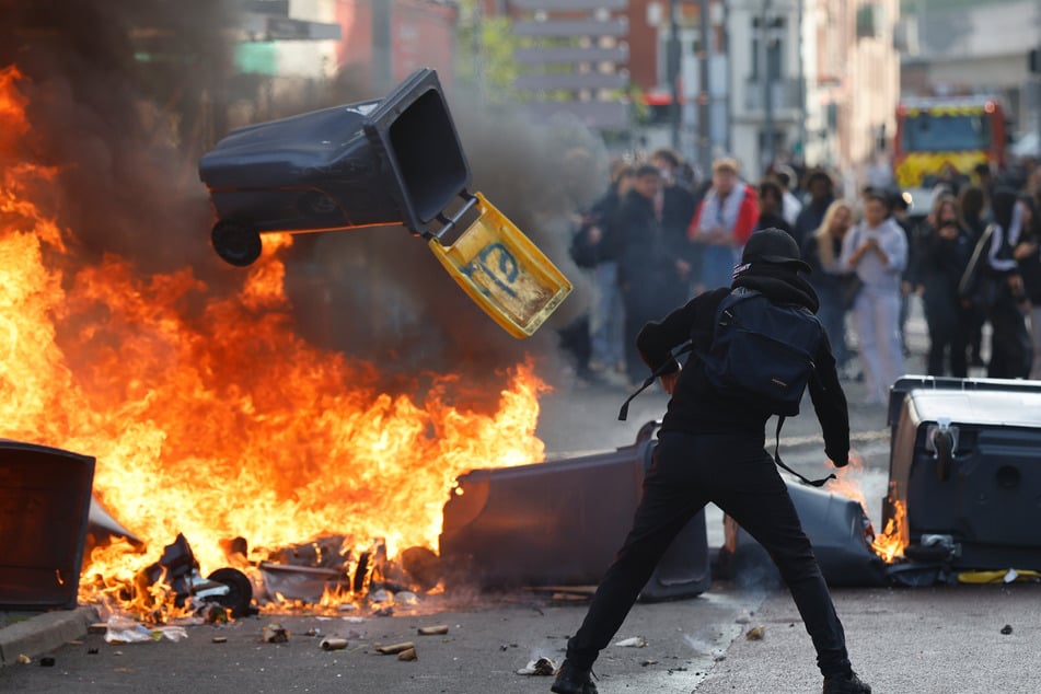 In ganz Frankreich brennen Barrikaden. Es gab bereits hunderte Verletzte und Festnahmen.