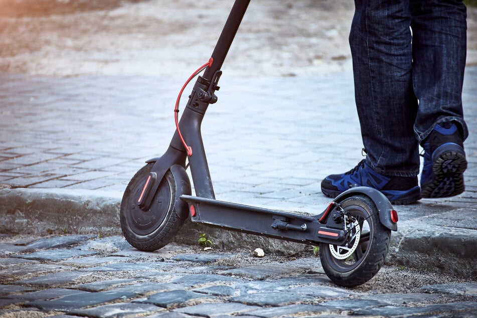 Das Fahren auf dem Gehweg ist für E-Scooter grundsätzlich verboten. Wer sich dieser Regel widersetzt, begeht eine Ordnungswidrigkeit und muss mit einem Bußgeld von 15 bis 30 Euro rechnen. (Symbolfoto)