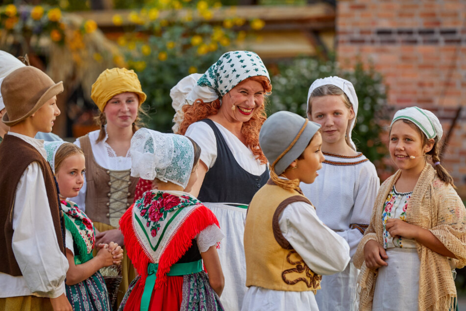 Jolina (12, r.) gehörte zum Ensemble der diesjährigen Krabat-Festspiele.