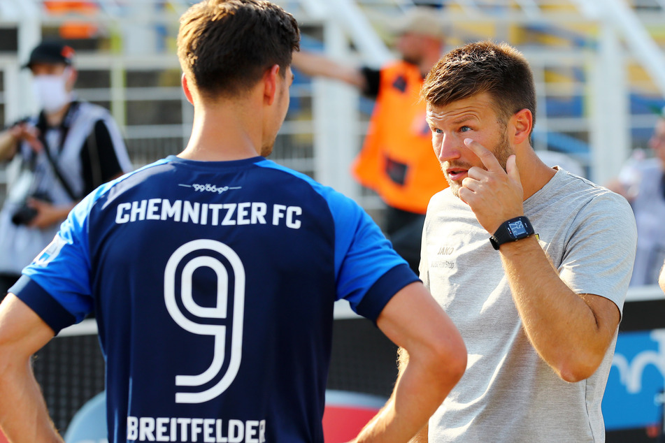"Du musst mit Auge spielen", scheint CFC-Trainer Daniel Berlinski (r.) Stürmer Danny Breitfelder zu sagen.