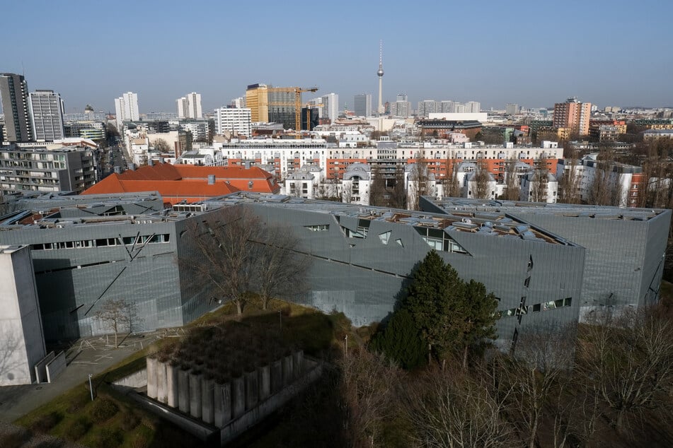 Das Jüdische Museum Berlin sticht architektonisch aus dem Stadtbild hervor.