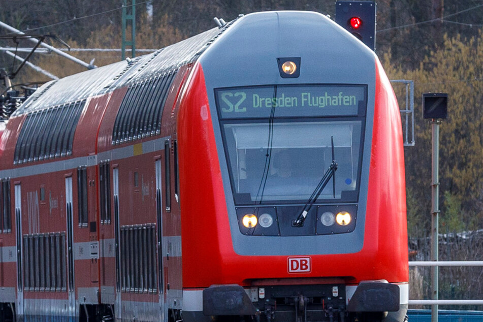 Der Rucksack mit Bargeld im fünfstelligen Bereich ging in einer Dresdner S-Bahn verloren. (Symbolbild)