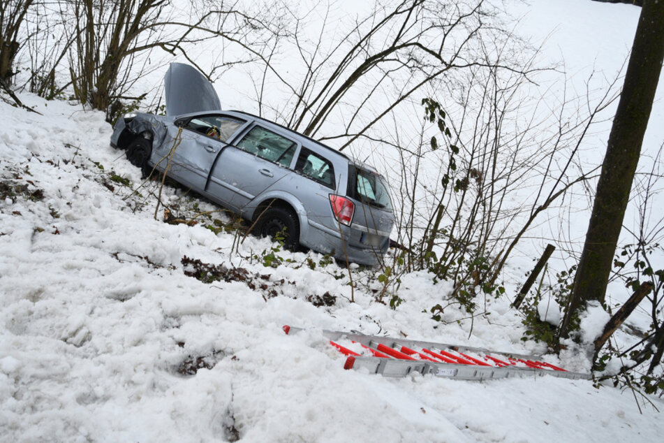Der Opel rutschte eine Böschung hinab.