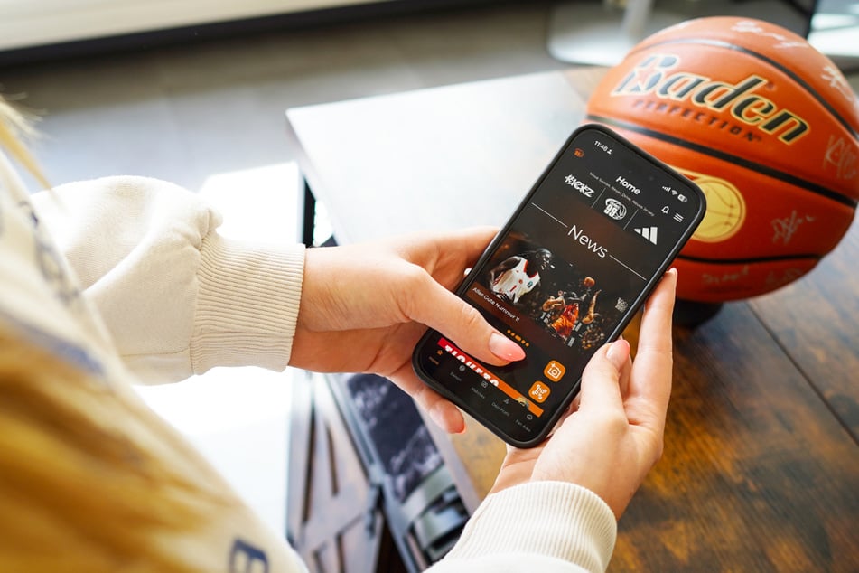 Mit der kostenlosen NINERS-App habt Ihr die Orange Army immer in der Hosentasche.