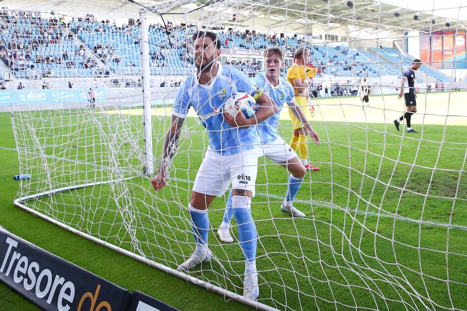 Dejan Bozic (32) jubelt nach seinem verwandelten Elfmeter gegen den BFC Preussen.