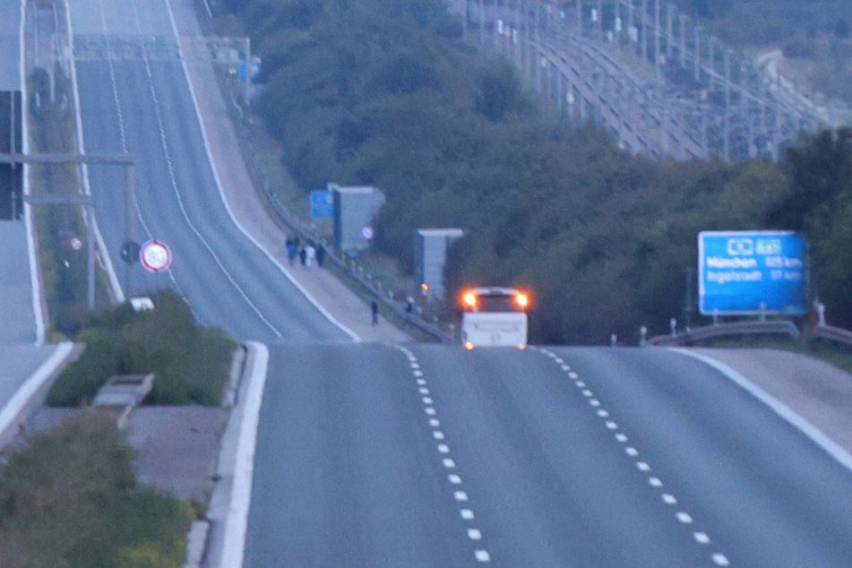 Der Reisebus hielt offenbar wegen eines Streits zwischen den Passagieren auf dem Standstreifen der A9.