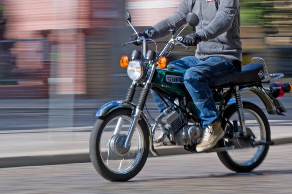 In Markranstädt ist am Donnerstag ein Mopedfahrer mit einem VW kollidiert. (Symbolbild)
