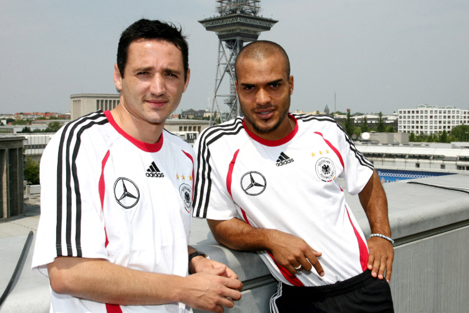 Kroos David Odonkor (38, z prawej), rozgrywający Oliver Neuville (49) - w ten sposób Niemcy zapewniły sobie zwycięstwo nad Polską w pierwszej minucie przerwy na Mistrzostwach Świata 2006.