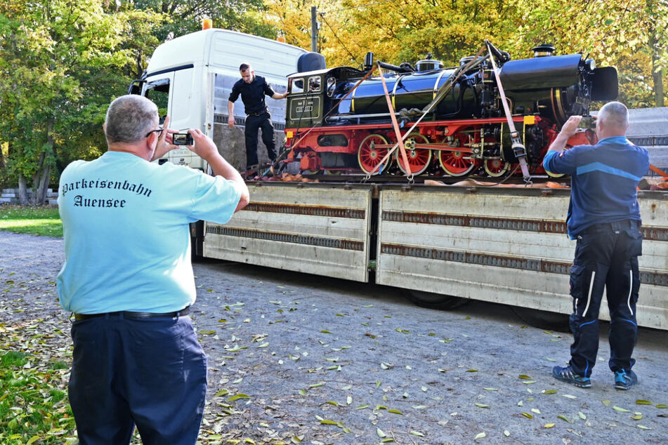 Monatelang mussten ihre Freunde darauf warten, nun kehrte die Liliput-Lokomotive in ihren Bahnhof in Leipzig zurück.