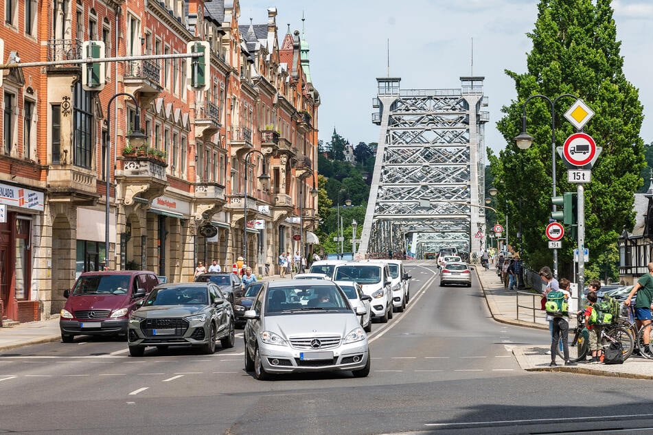 Auf drei Spuren konnten Autofahrer damals von der Brücke in Richtung Schillerplatz fahren. Jetzt gibt es auf dem Blauen Wunder nur noch eine Fahrbahn je Richtung und im Anschluss zwei auf die Kreuzung.
