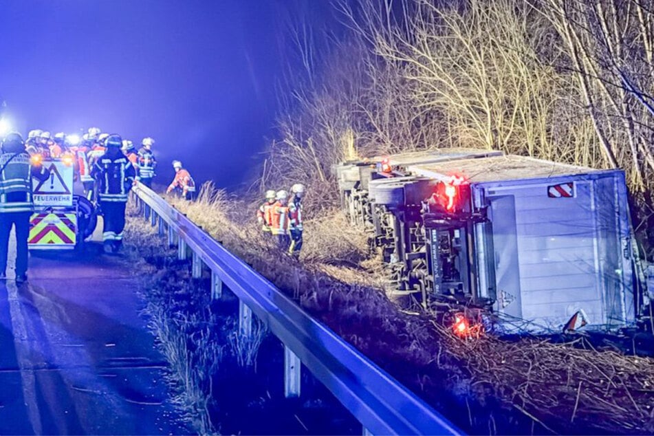 Unfall A5: Stau auf A5: Obst-Laster kippt Böschung hinunter