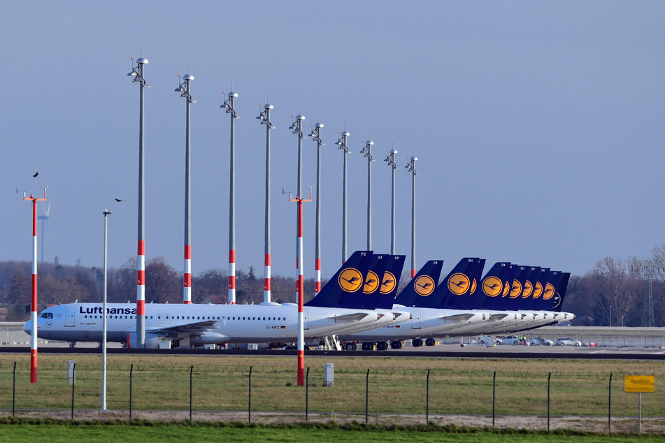 Die meisten Flieger der Lufthansa bleiben derzeit auf dem Boden (Symbolbild).