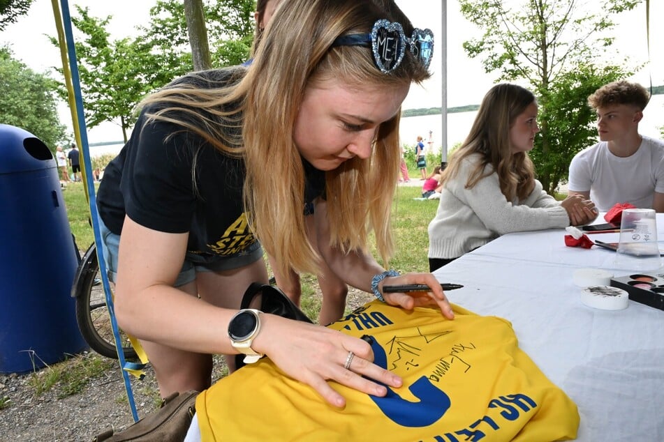 Kapitänin Pauline Uhlmann (25) signiert das versteigerte Trikot.