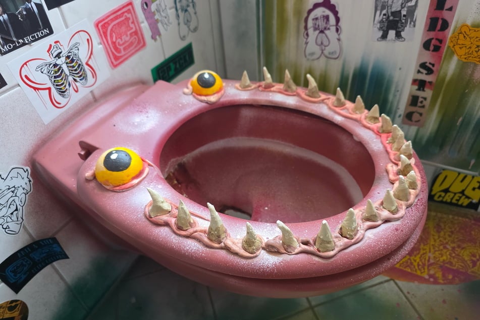 Die insgesamt 20 Wohnungen sind nicht nur besprüht. Es gibt auch Schablonen-Kunst, selbst gestaltete Aufkleber aus Papier oder Street-Art-Toiletten, die nicht mehr zum Sitzen einladen.