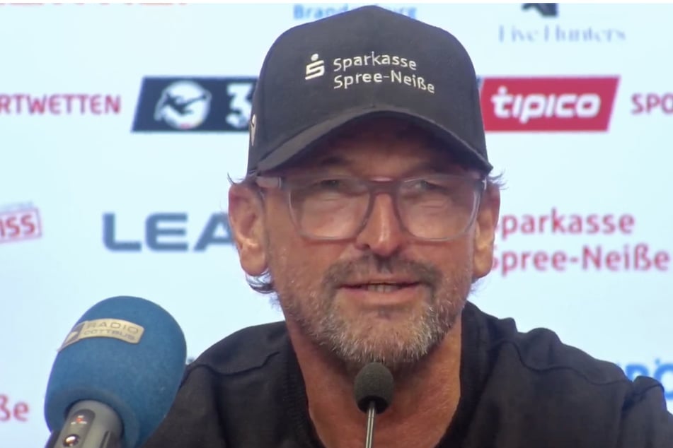Cottbus-Coach Pele Wollitz (60) war am Donnerstag wieder bestens aufgelegt.