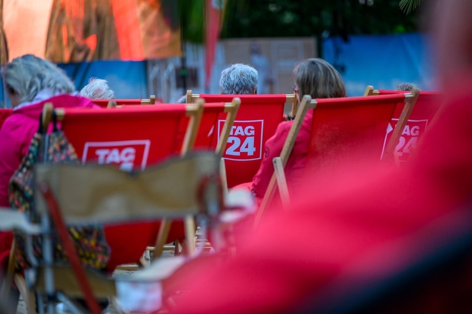 Besucherinnen und Besucher können es sich beim TAG24-Sommerkino in Liegestühlen gemütlich machen. (Archivbild)