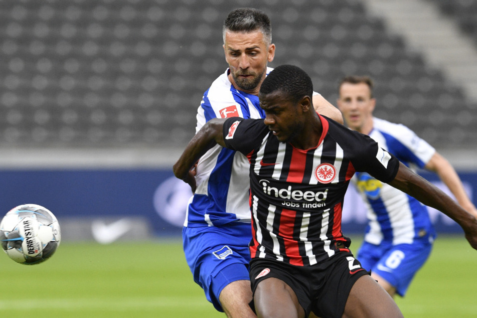 Vedad Ibisevic (l.) im Zweikampf mit Frankfurts Evan N'Dicka.