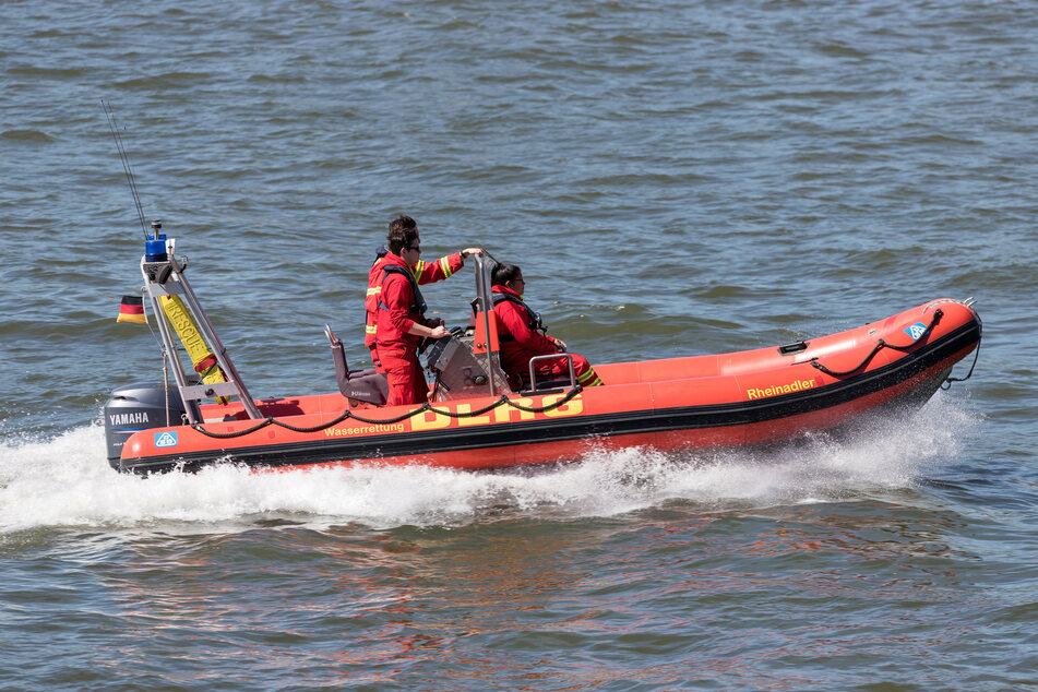 Die DLRG fuhr mit einem Rettungsboot zur Unfallstelle und zog die unverletzten Ruderer aus dem Wasser. (Symbolbild)
