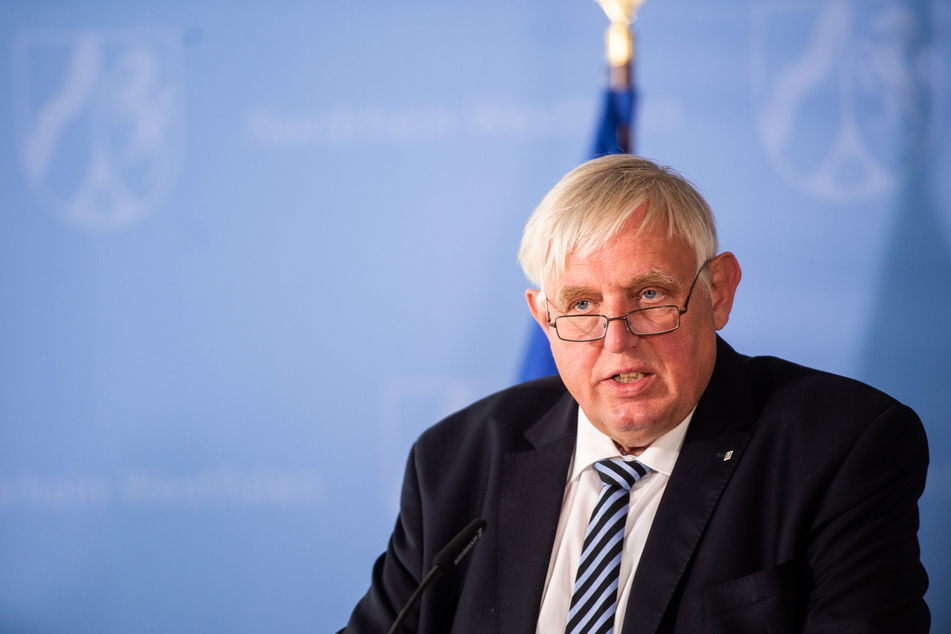 Lehrer und Pfleger sollten sich nach Überzeugung von NRW-Gesundheitsminister Karl-Josef Laumann (64, CDU) gegen das Coronavirus impfen lassen.