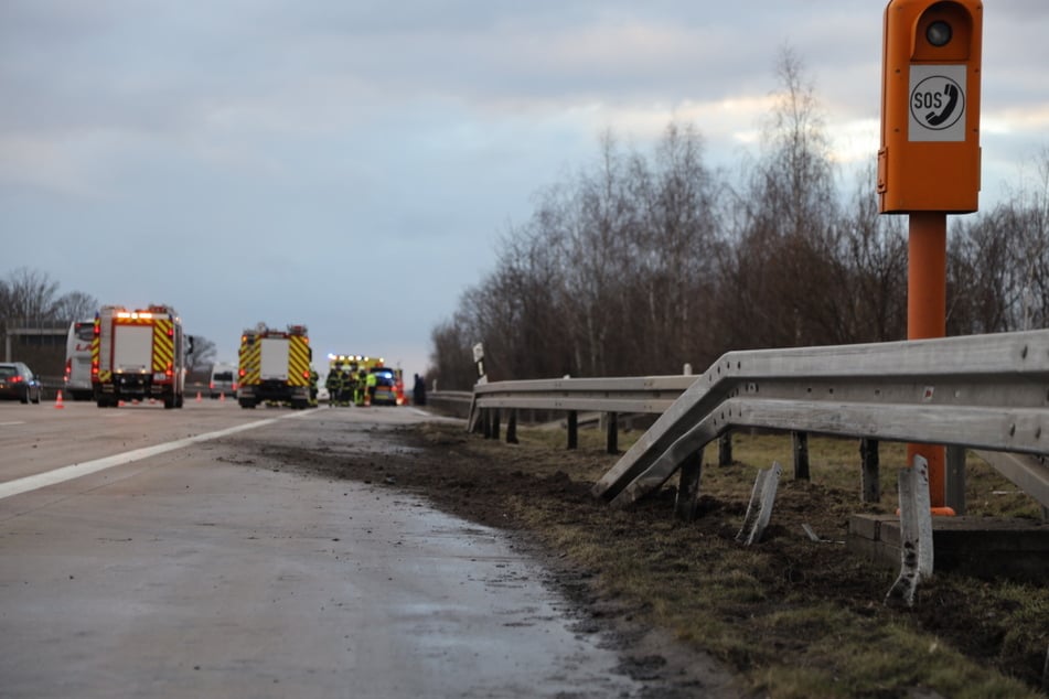 Das Auto war gegen eine Leitplanke gekracht.