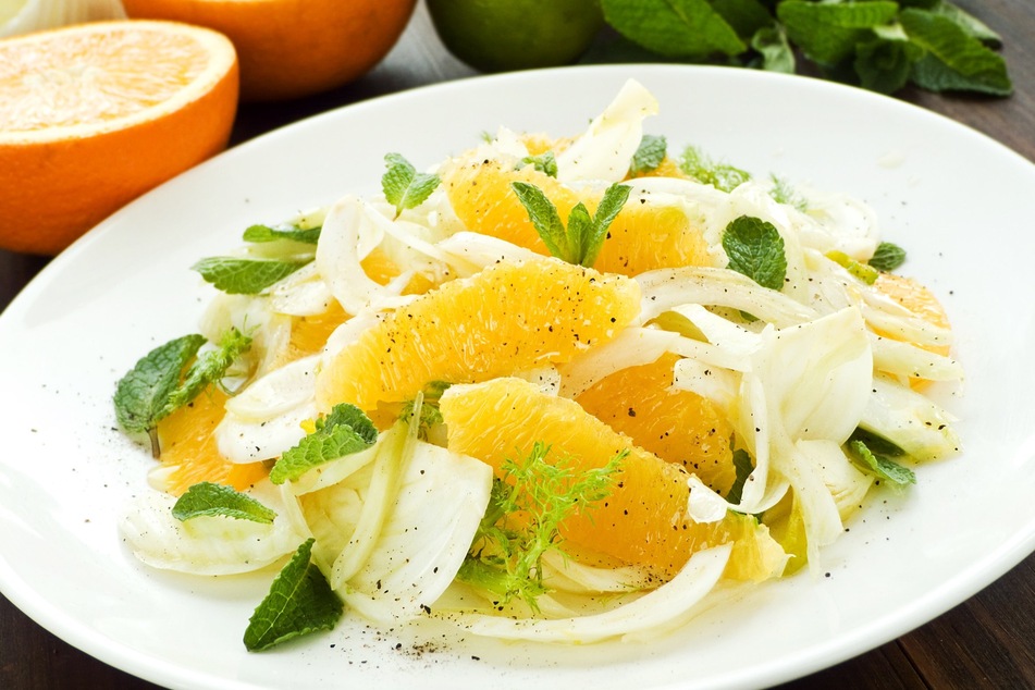 Fenchelsalat kann mit vielen weiteren Zutaten wie Apfel, Granatapfelkernen, Avocado oder Ziegenkäse verfeinert werden.