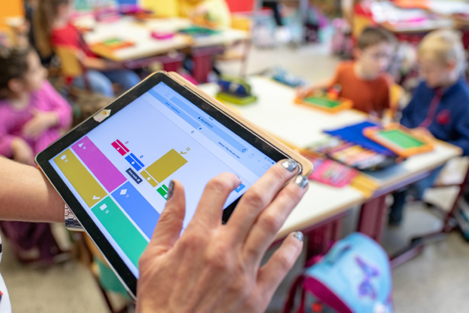 Der Kultusminister möchte Schüler und Lehrer Zuhause digital besser ausstatten lassen.