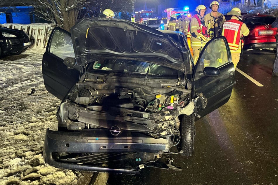 Der Opel wurde bei dem Frontalzusammenstoß stark demoliert und war nicht mehr fahrtauglich.