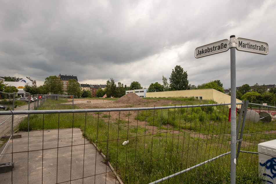Auf dieser Baustelle in der Jakobstraße wird bis Sonntag ein verdächtiges Objekt freigelegt - ist es eine Bombe, wird evakuiert.