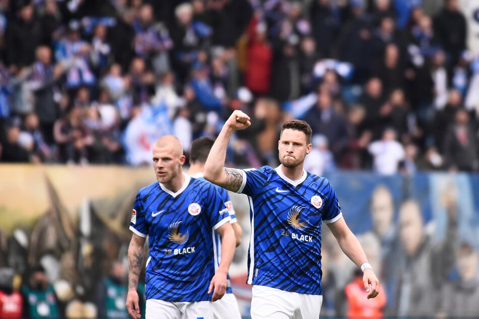 Ryan Malone (heute 33, r.) ballt die Faust. Mit der Hansa-Kogge hielt er zweimal die 2. Liga.