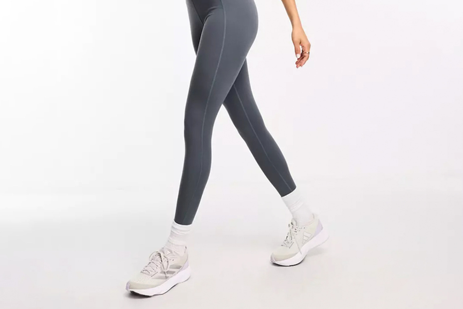 Die samtig weiche HIIT-Leggings ist auch im Alltag ein schicker Begleiter.