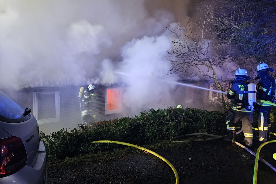 Einsatzkräfte der Feuerwehr kämpften gegen die Flammen, die aus der Arnsberger Wohnung loderten.