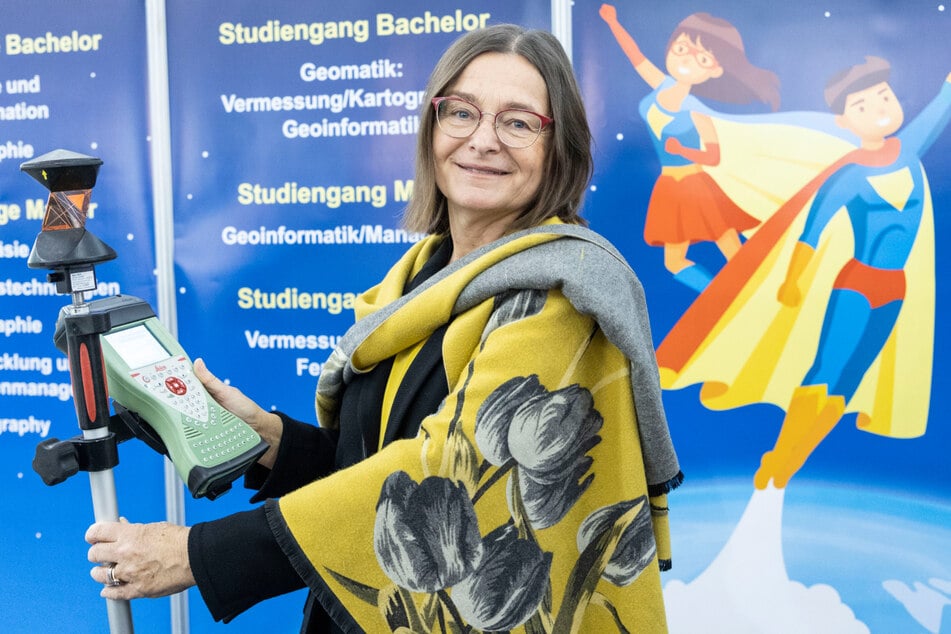Staatssekretärin Barbara Meyer (60) am Stand des Landesamtes für Geobasisinformation Sachsen.