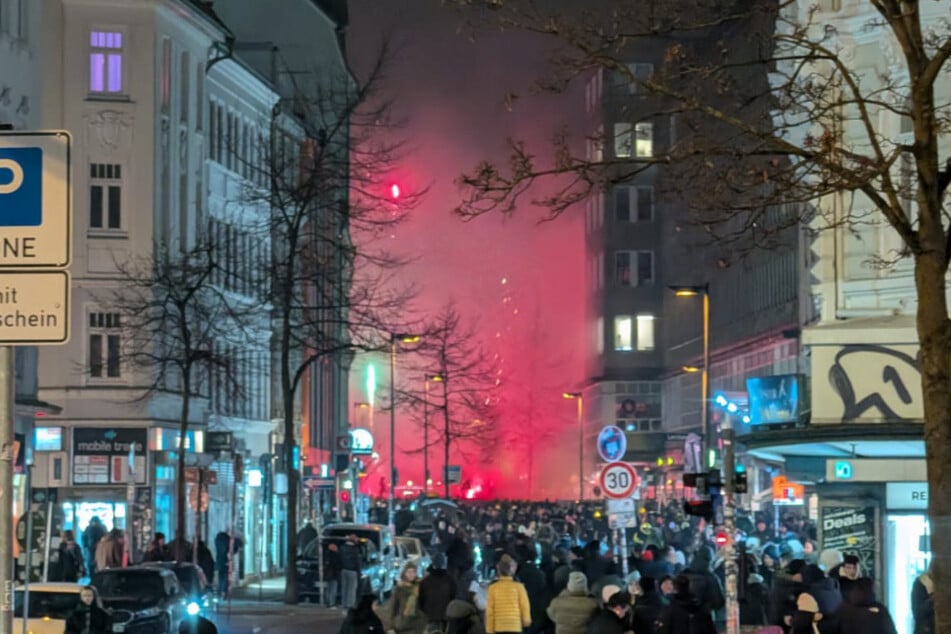 Auch die Fans des FC St. Pauli sind samt Bengalos und Feuerwerk auf dem Weg zum Millerntor.
