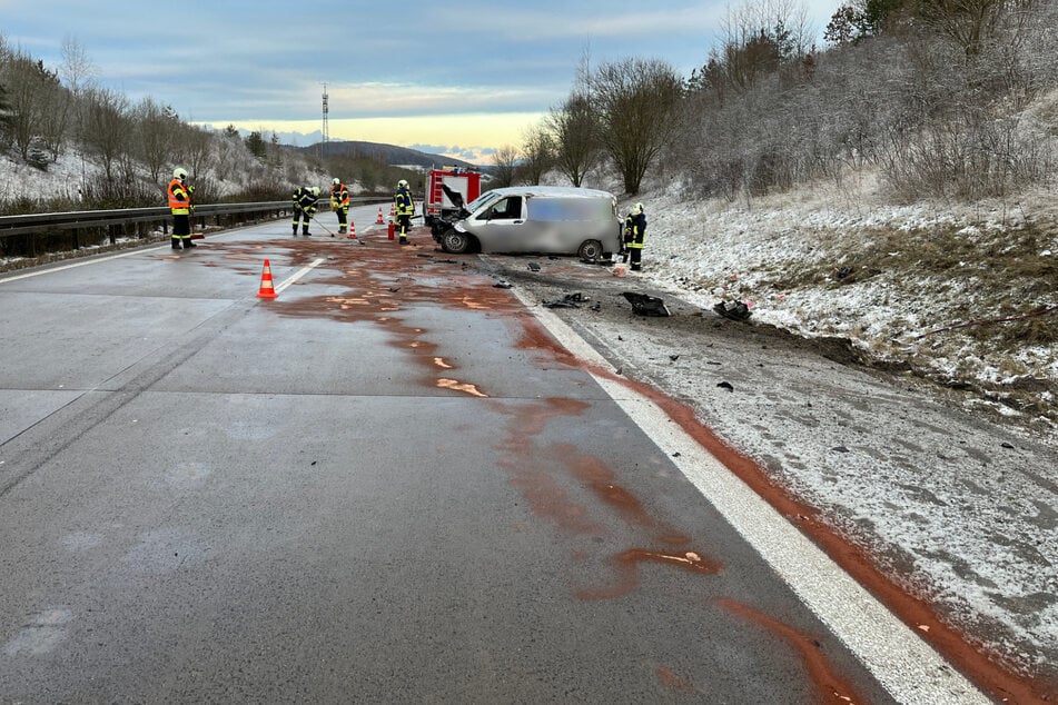 Aufgrund unangepasster Geschwindigkeit in Verbindung mit Glätte sei der Transporter ins Schleudern geraten und nach rechts von der Fahrbahn abgekommen, hieß es vonseiten der Autobahnpolizei.