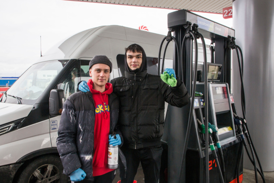 Begrüßen seit dieser Woche viele sächsische Tank-Touristen: Tankstellen-Mitarbeiter Kacper Milewicz (19, l.) und Igor Stemler (18).