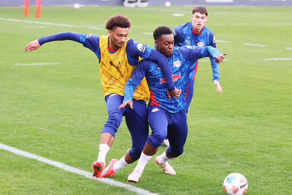 Ridle Baku (vorn r.) schirmt den Ball vor Tidiam Gomis ab.