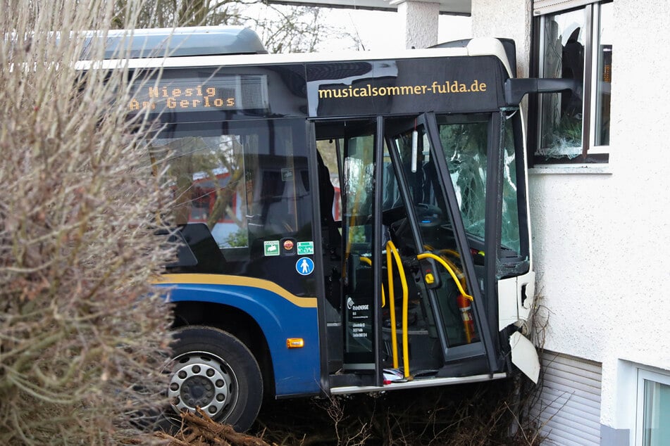 Der 65 Jahre alte Fahrer musste aus dem Fahrzeug befreit werden.