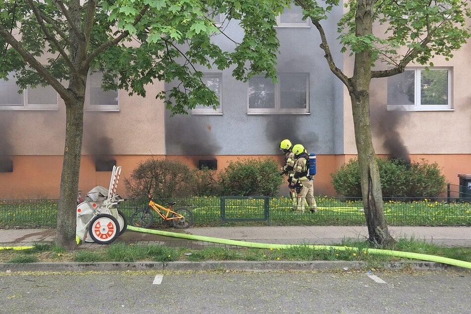 Berlin: Großeinsatz in Plattenbau: Mehrere Kellerverschläge in Flammen