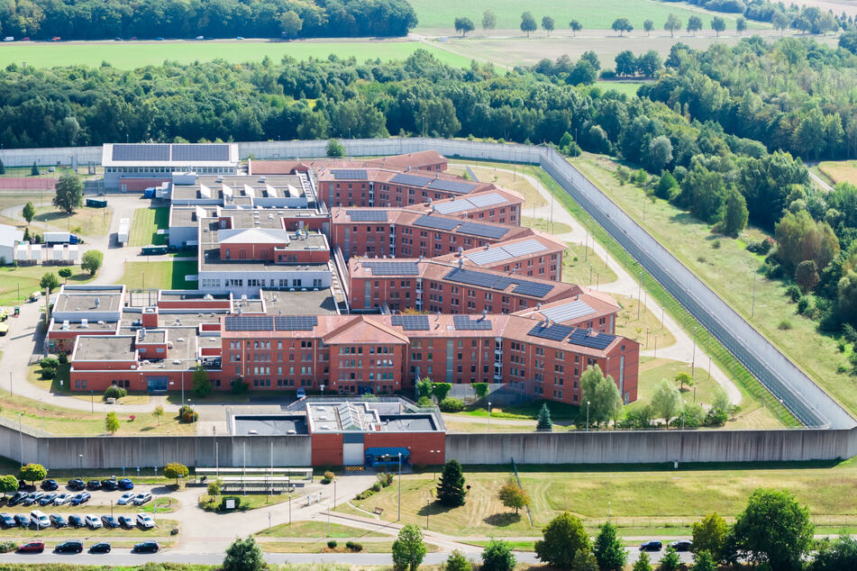 Die Luftaufnahme zeigt das Gelände der Justizvollzugsanstalt Sehnde in der Region Hannover.