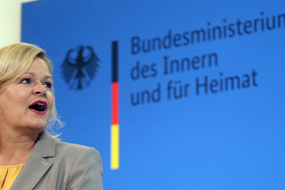 Das Bundesinnenministerium um Ministerin Nancy Faeser (52, SPD) hat die "Polizeistationen" im Blick.