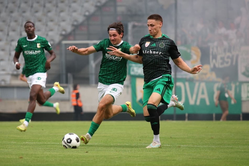 Zunächst liefen die Teams in diesen Trikots auf. Da sich die Farben aber doch zu sehr ähnelten, mussten sich die Chemiker noch während der ersten Hälfte umziehen.