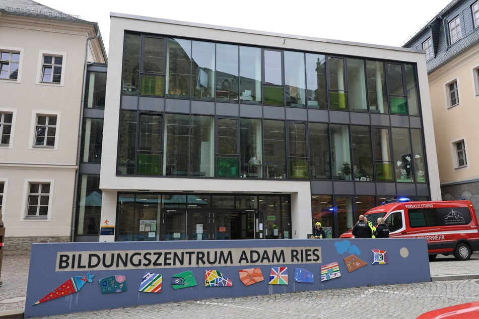 Das Bildungszentrum Adam Ries musste im April abgeriegelt werden. Eine Bombendrohung ging ein. (Archivbild)