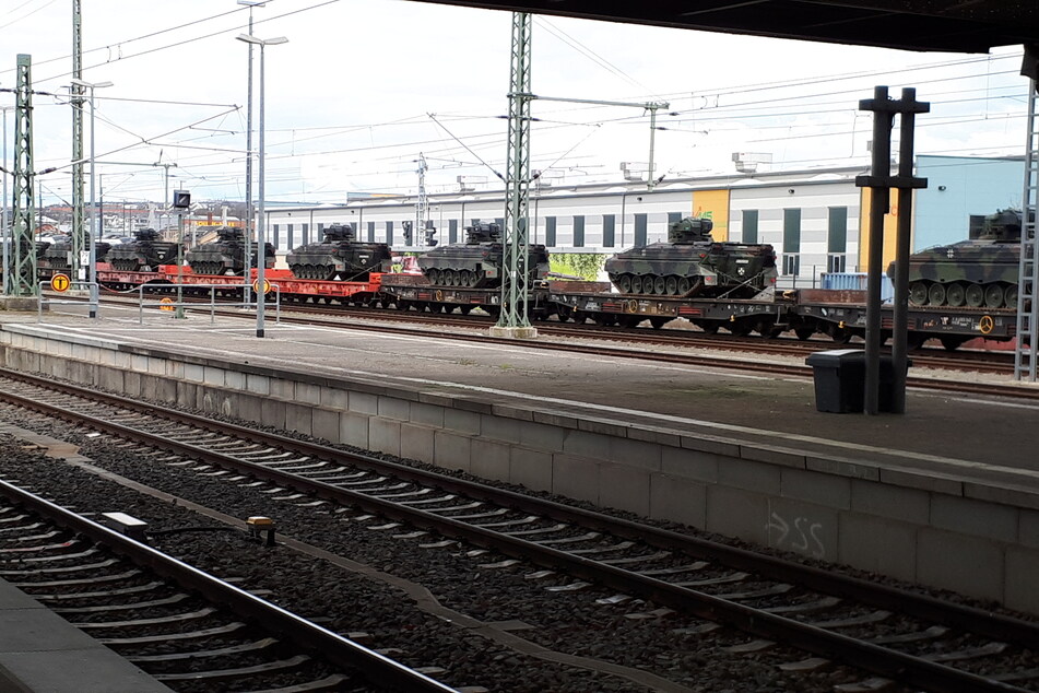 Am Chemnitzer Hauptbahnhof stehen derzeit mehrere Panzer.