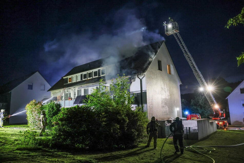 Beim Eintreffen der Feuerwehr stand die Wohnung im ersten Obergeschoss bereits in Flammen.