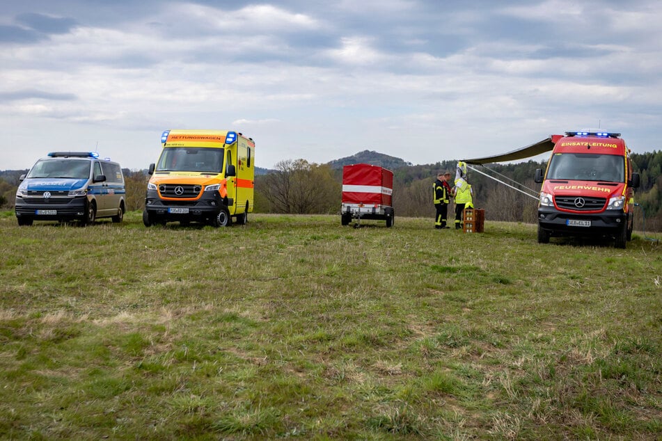 Polizei, Rettungsdienst und Feuerwehr rückten am Samstagmittag zu einem Waldbrand nach Sebnitz aus.
