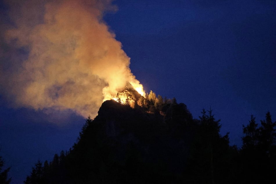 Auch Ascheregen ist möglich. Die Bevölkerung soll sich vom Saurüsselkopf fernhalten.