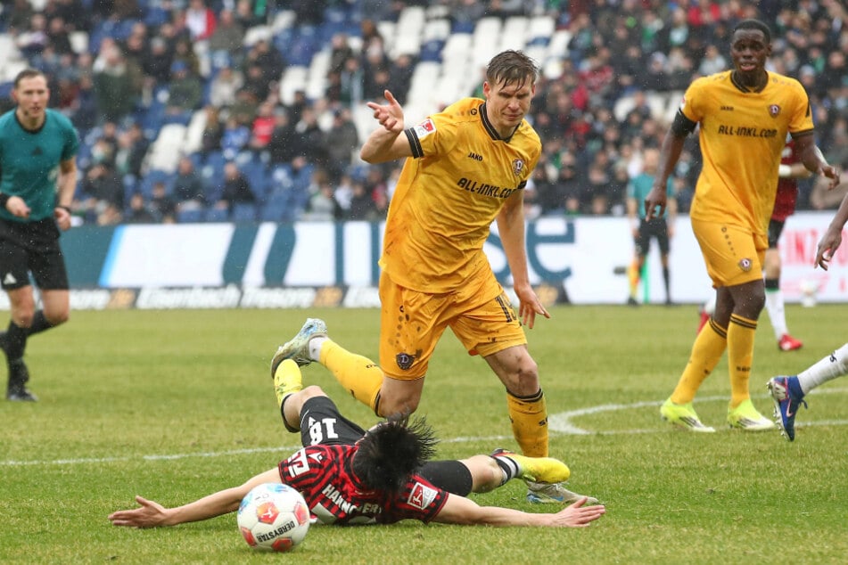 Alexander Rossipal (29) will nichts gemacht haben, aber Daisuke Yokota (25) wurde klar gezogen.