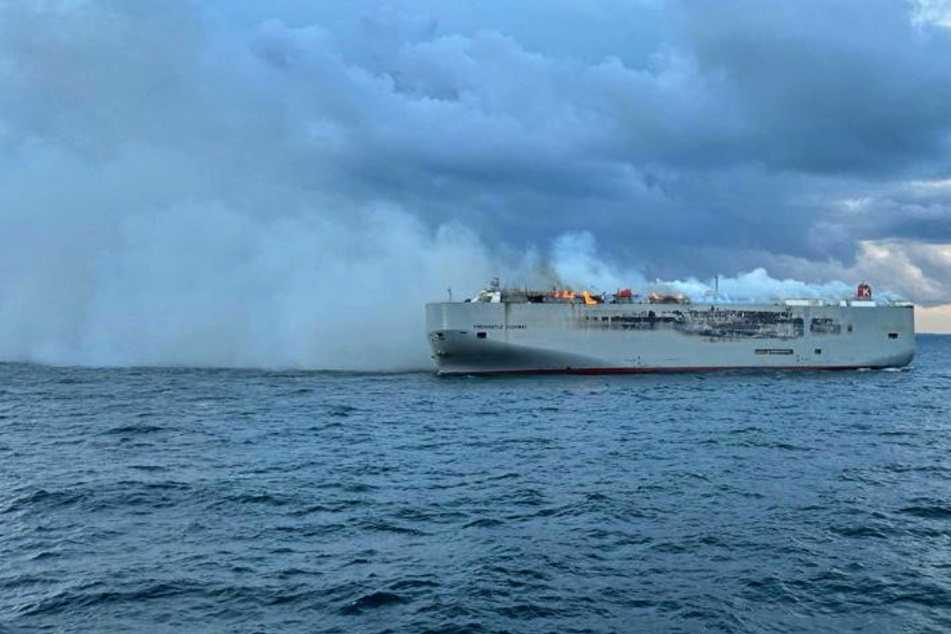 Flammen und dichter Qualm steigen von Bord der "Fremantle Highway" auf.