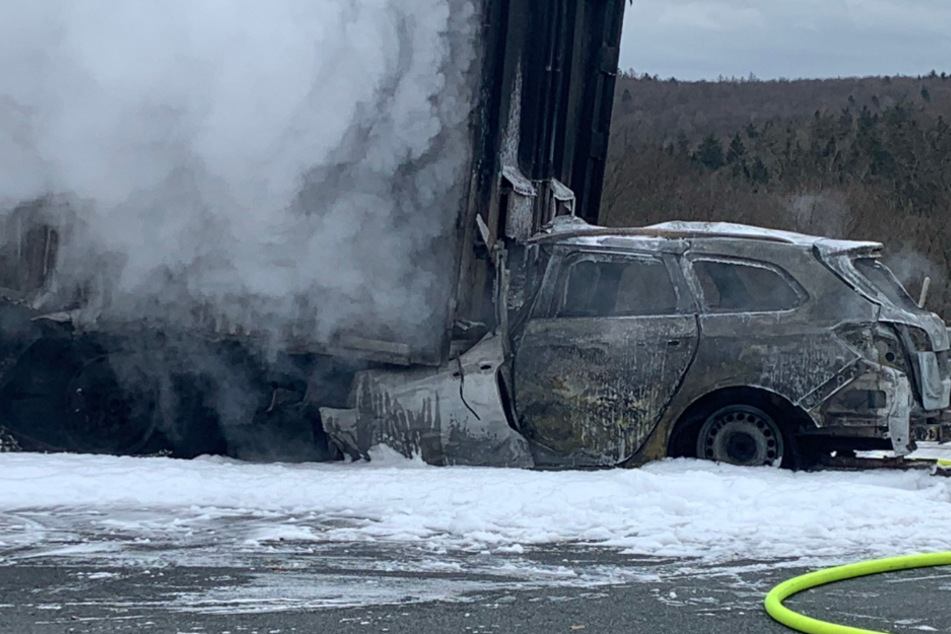 Unfall A3: Todes-Drama auf der A3: Opel kracht in stehenden Lkw und fängt Feuer - Fahrer stirbt