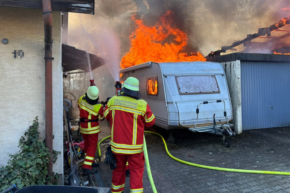 Auch ein Wohnmobil auf dem Nachbargrundstück wurde Opfer der Flammen.